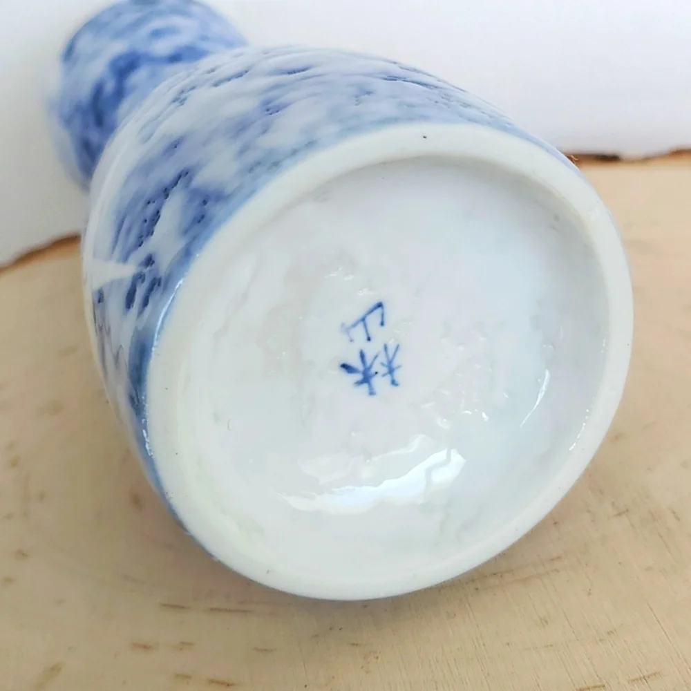 Vintage Japanese Blue and White with Bamboo Design Sake Decanter Petite Bud Vase - Picture 4 of 6